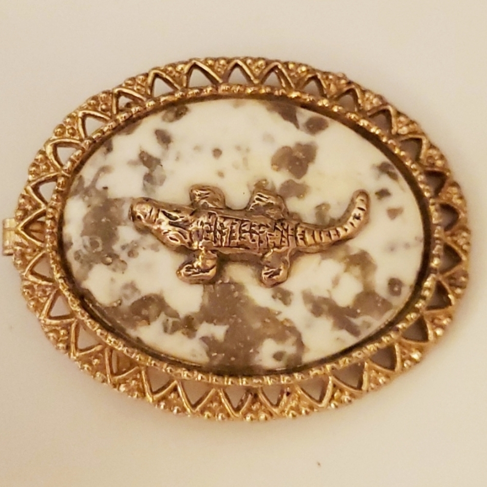 Alligator 🐊 Crocodile Stone Cameo Brooch